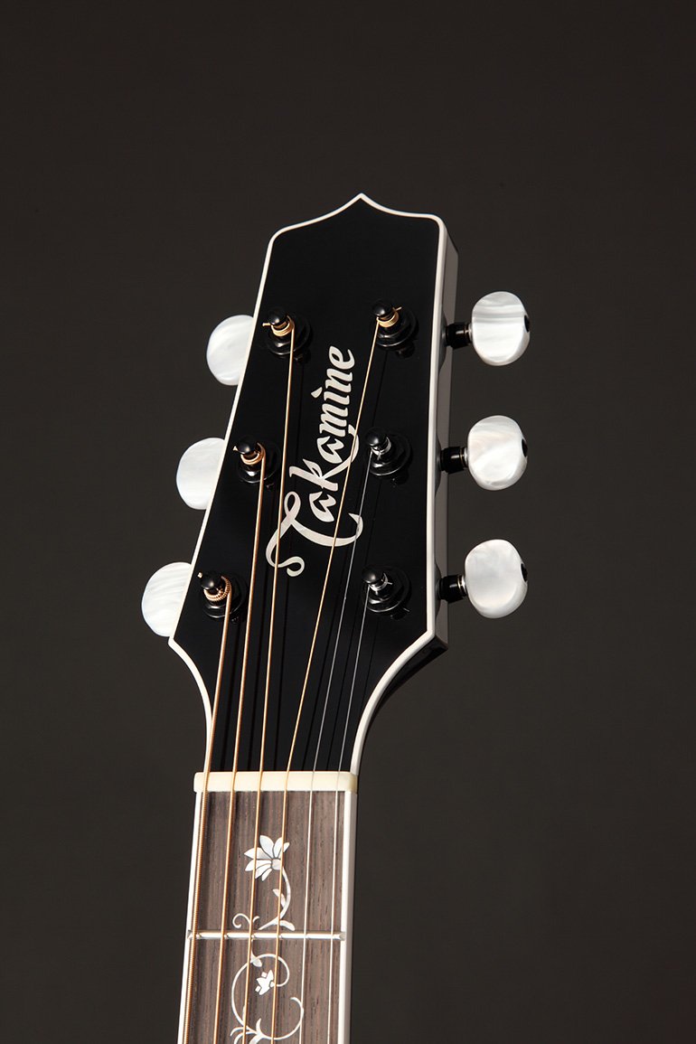 Đàn guitar acoustic điện Takamine EF450C-TT màu Transparent Blackburst – cận đầu đàn và logo Takamine