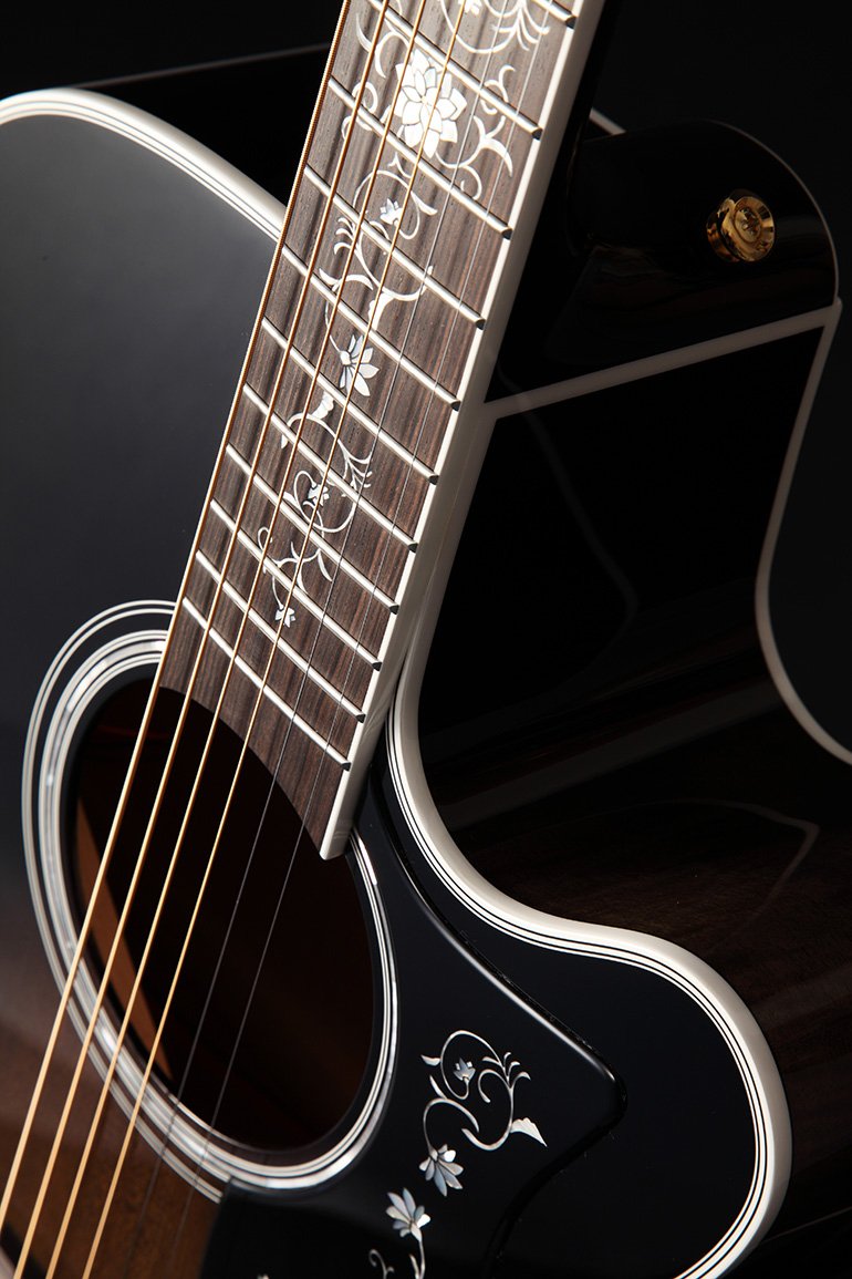 Đàn guitar acoustic điện Takamine EF450C-TT màu Transparent Blackburst – cận inlay trên mặt phím