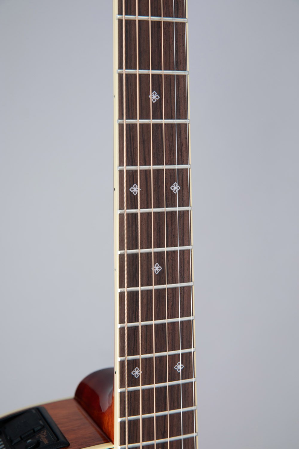 Đàn guitar acoustic điện Takamine EF508KC màu Natural sơn bóng – cận cần đàn và mặt phím