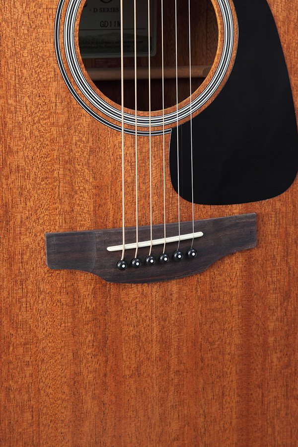 Đàn guitar acoustic điện Takamine GD11MCE màu Natural Satin – cận lỗ thoát âm và ngựa đàn
