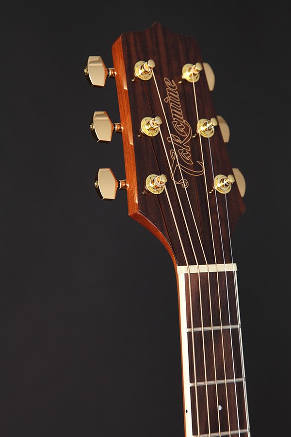 Đàn guitar acoustic điện Takamine GN77KCE màu Natural – cận đầu đàn và logo Takamine