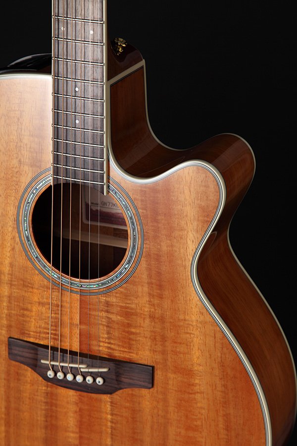 Đàn guitar acoustic điện Takamine GN77KCE màu Natural – cận thùng đàn mặt trước (góc 2)