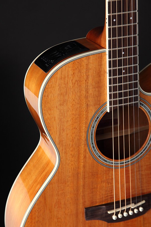 Đàn guitar acoustic điện Takamine GN77KCE màu Natural – cận thùng đàn mặt trước