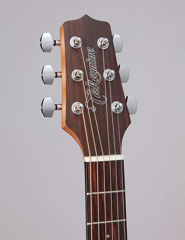 Đàn guitar acoustic điện Takamine GX11ME màu Natural Satin – cận đầu đàn và logo Takamine