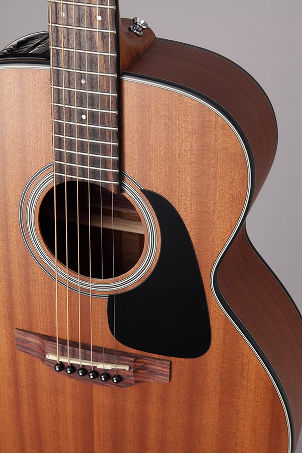 Đàn guitar acoustic điện Takamine GX11ME màu Natural Satin – cận lỗ thoát âm và ngựa đàn