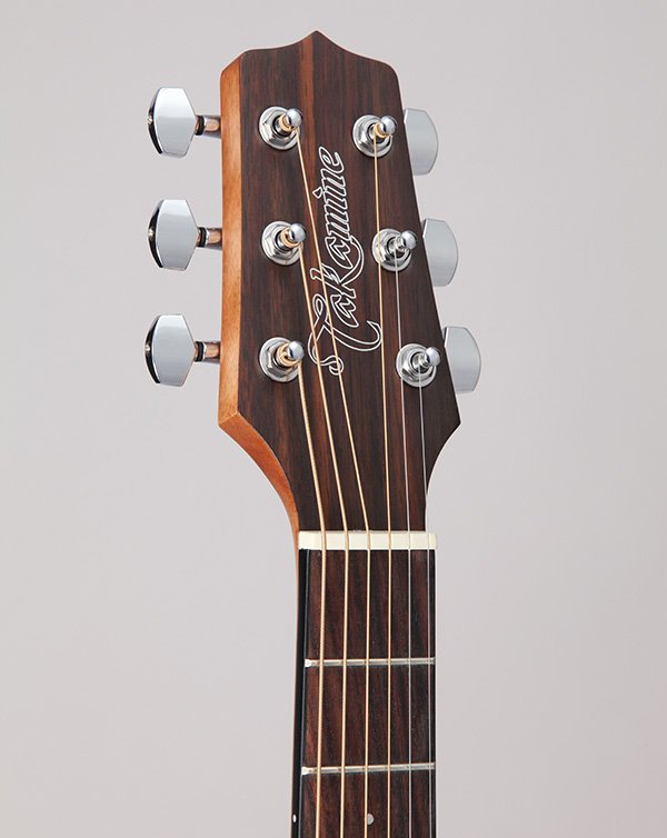 Đàn guitar acoustic điện Takamine GX18CE màu Natural Satin – cận đầu đàn và logo Takamine