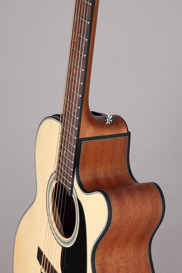 Đàn guitar acoustic điện Takamine GX18CE màu Natural Satin – góc nghiêng 3/4 toàn thân