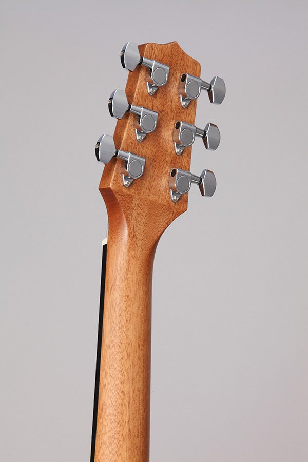 Đàn guitar acoustic điện Takamine GX18CE màu Natural Satin – mặt sau đầu đàn và bộ khóa lên dây
