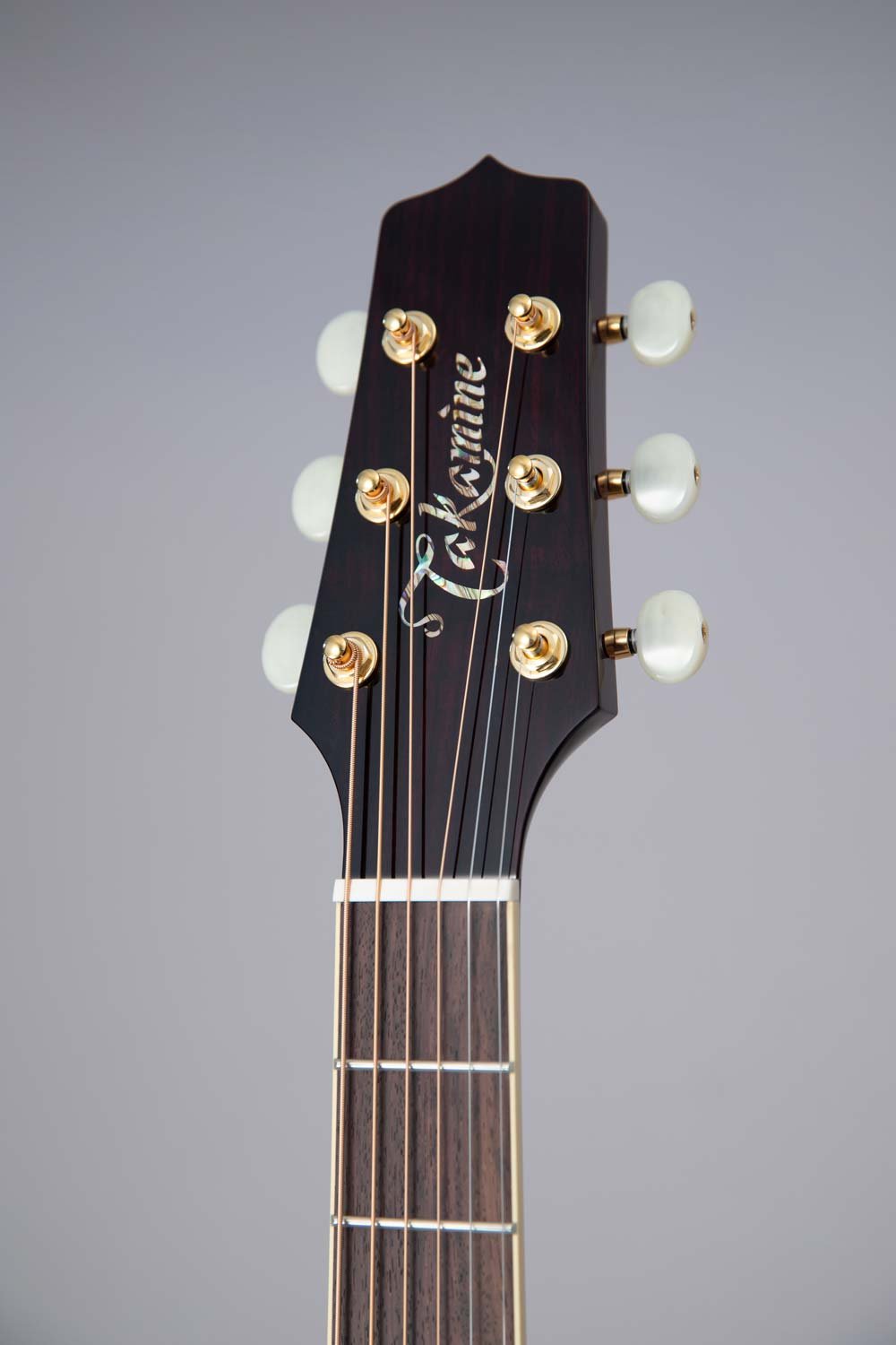 Đàn guitar acoustic điện Takamine JJ325SRCL màu đỏ bóng Red Stain – cận đầu đàn và logo Takamine