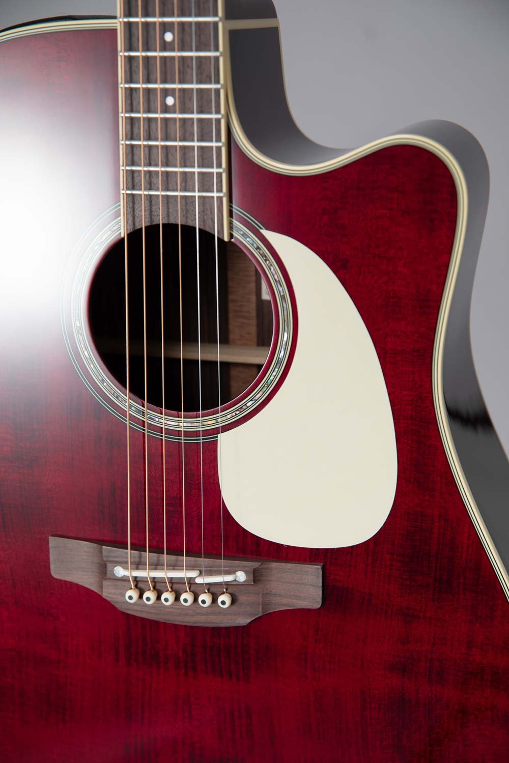 Đàn guitar acoustic điện Takamine JJ325SRCL màu đỏ bóng Red Stain – cận lỗ thoát âm và ngựa đàn