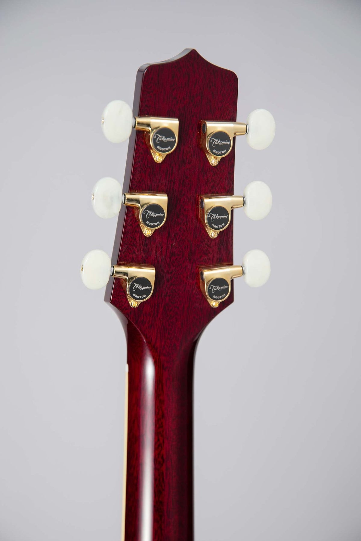 Đàn guitar acoustic điện Takamine JJ325SRCL màu đỏ bóng Red Stain – mặt sau đầu đàn và bộ khóa lên dây