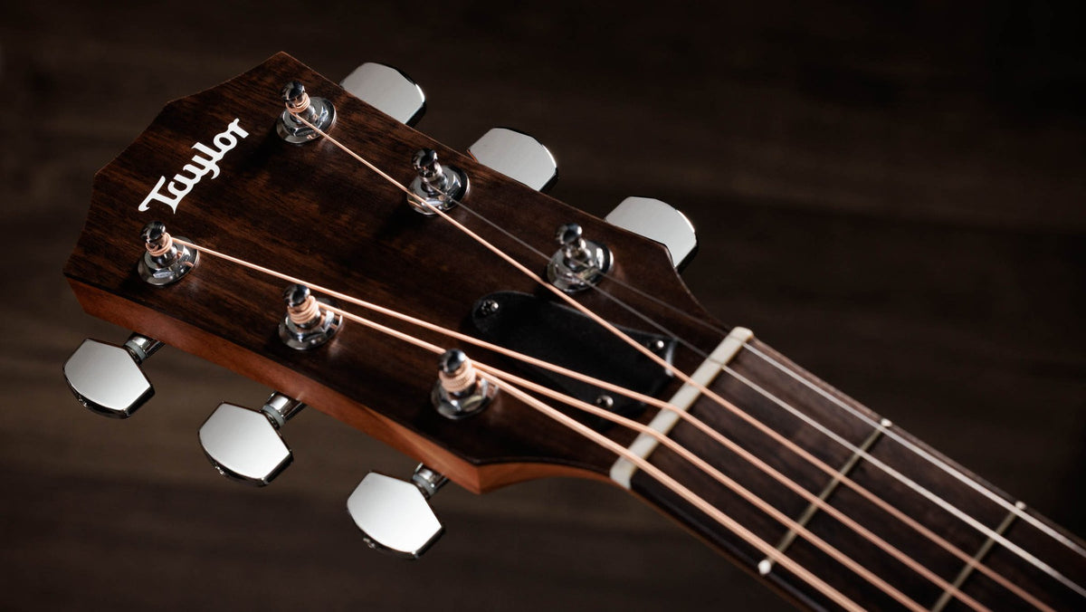 Đàn guitar acoustic điện Taylor 112ce Special Edition Honeyburst màu Honey Sunburst – cận đầu đàn và logo Taylor