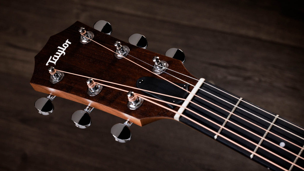 Đàn guitar acoustic điện Taylor 14ce màu Natural – cận đầu đàn và logo Taylor