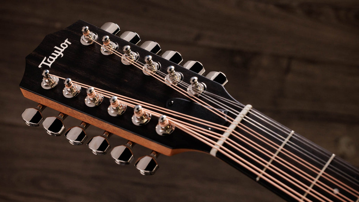 Đàn guitar acoustic điện Taylor 150ce Doce Doble màu Natural – cận đầu đàn và logo Taylor