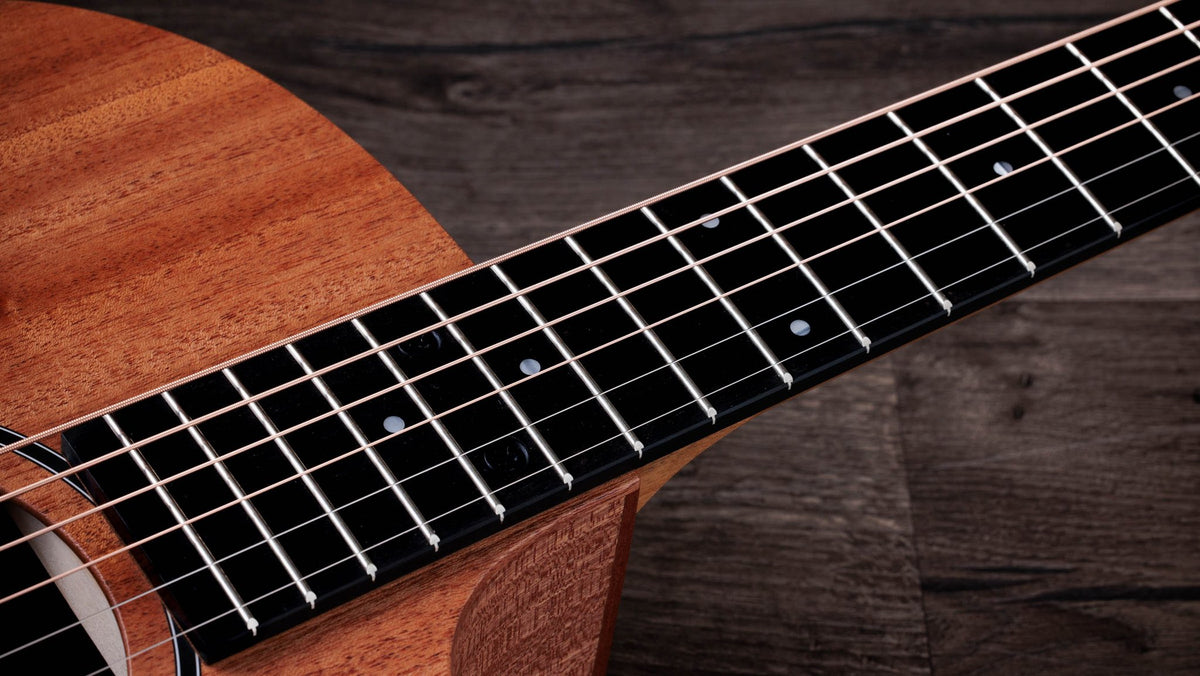 Đàn guitar acoustic điện Taylor 24ce màu Natural – cận cần đàn và mặt phím