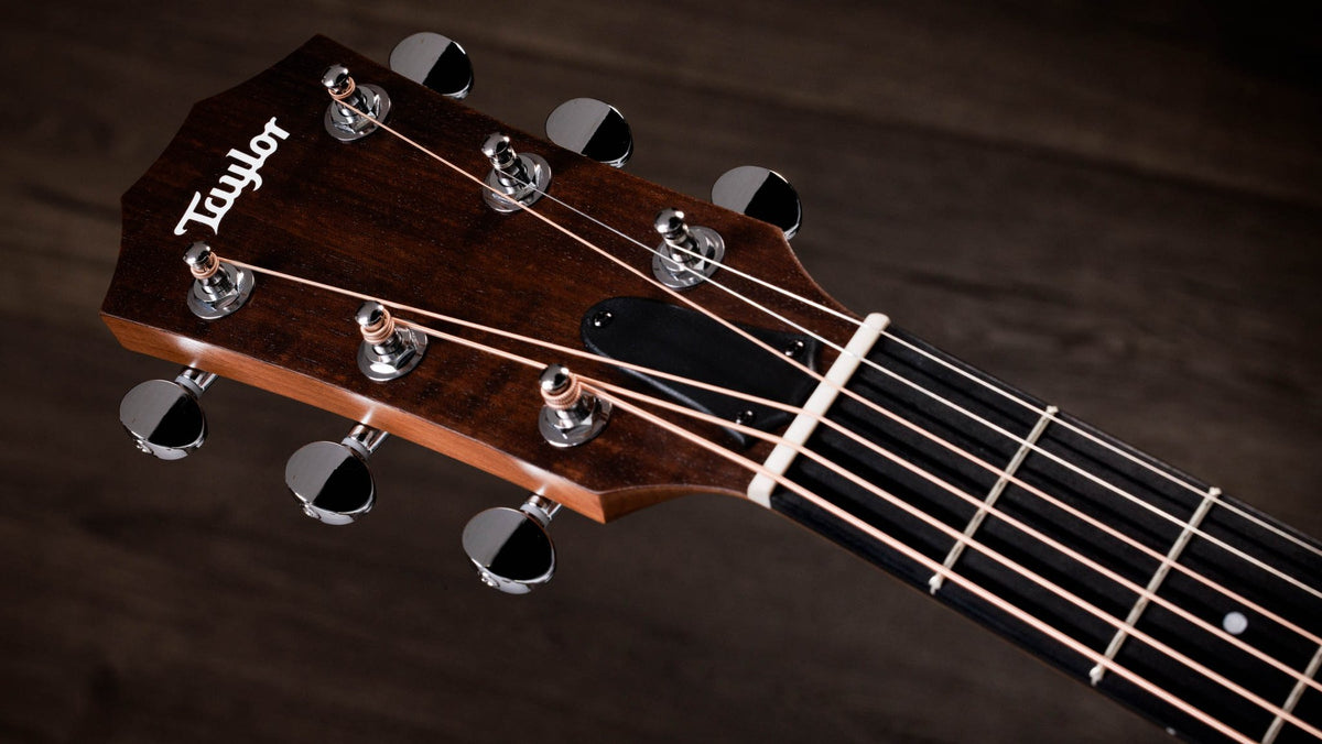 Đàn guitar acoustic điện Taylor 24ce màu Natural – cận đầu đàn và logo Taylor