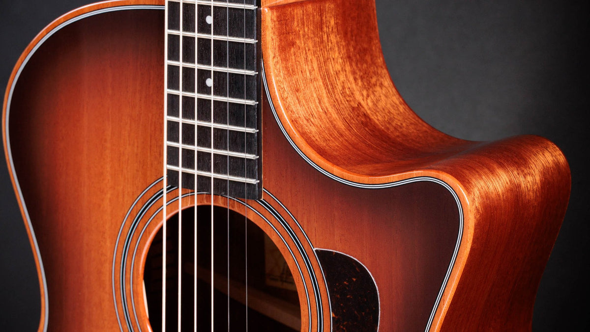 Đàn guitar acoustic điện Taylor 324ce Studio Special Edition màu Shaded Edgeburst – cận lỗ thoát âm và ngựa đàn