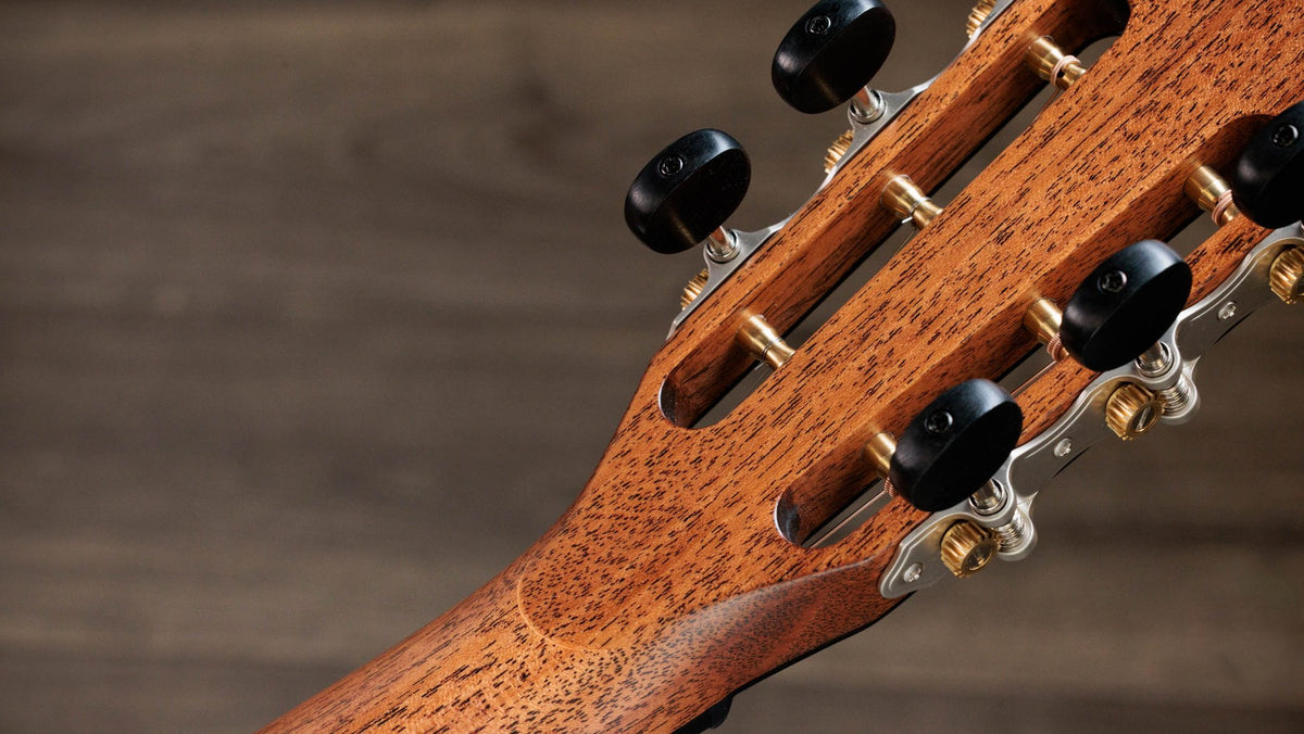 Đàn guitar acoustic điện Taylor 512ce 12-Fret màu Natural – mặt sau đầu đàn và bộ khóa lên dây