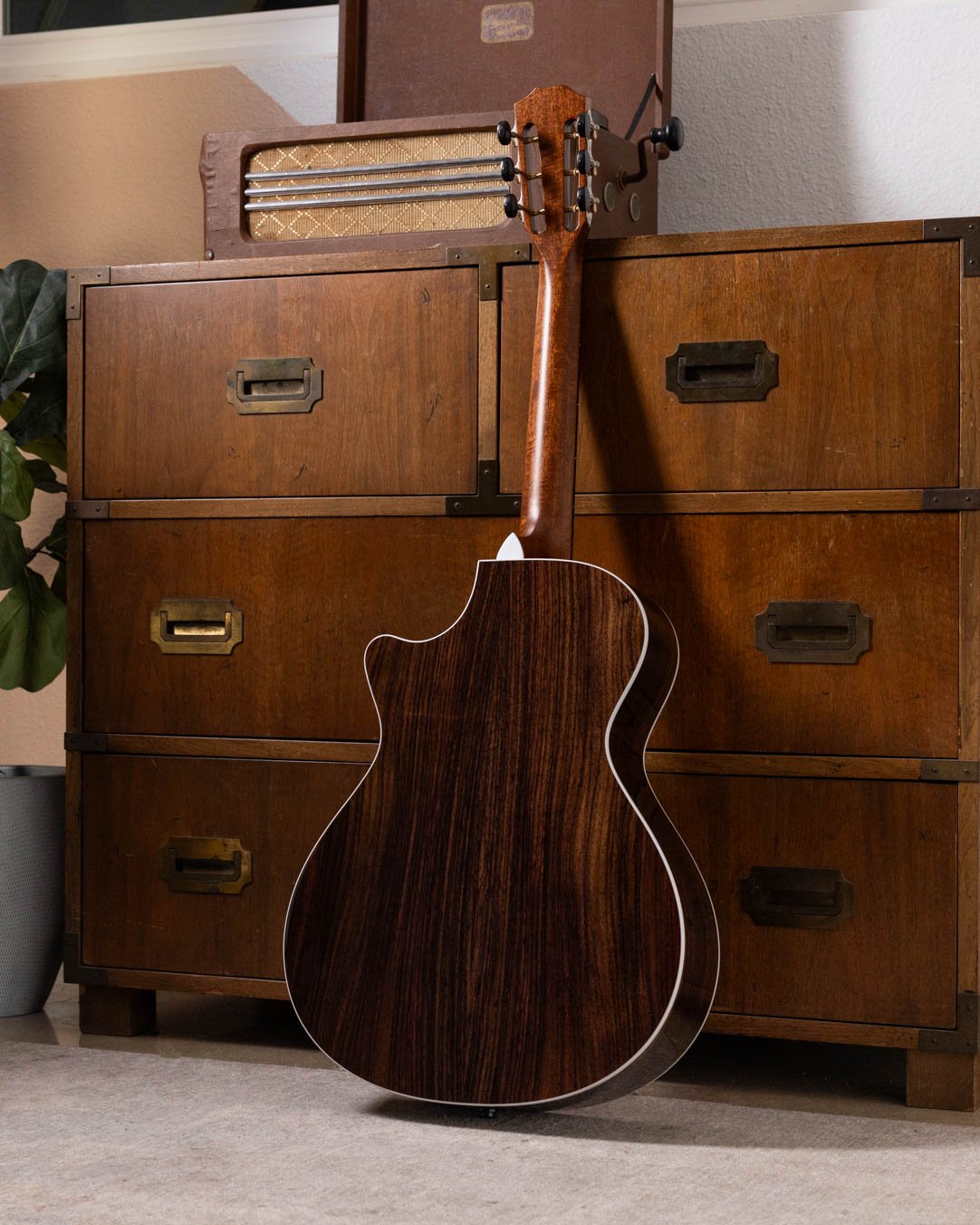 Đàn guitar acoustic điện Taylor 712ce 12-Fret – ảnh chụp thực tế (góc 2)
