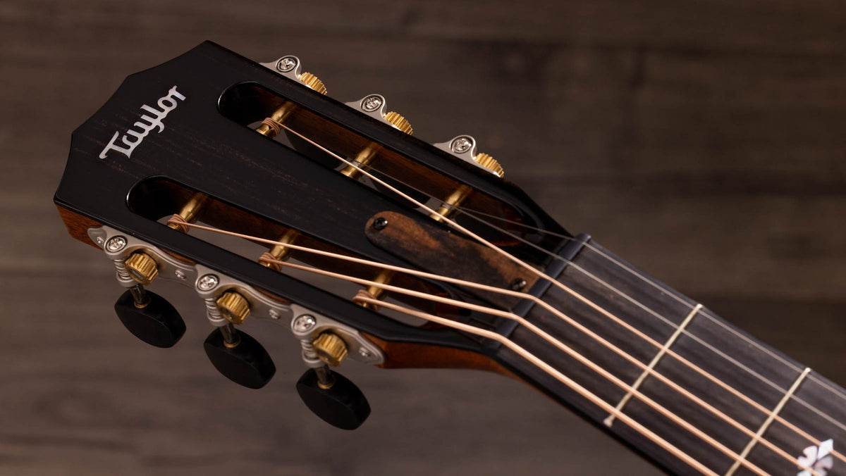 Đàn guitar acoustic điện Taylor 712ce 12-Fret – cận đầu đàn và logo Taylor