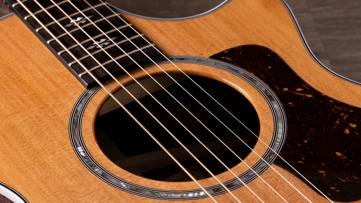 Đàn guitar acoustic điện Taylor 712ce 12-Fret – cận lỗ thoát âm và ngựa đàn