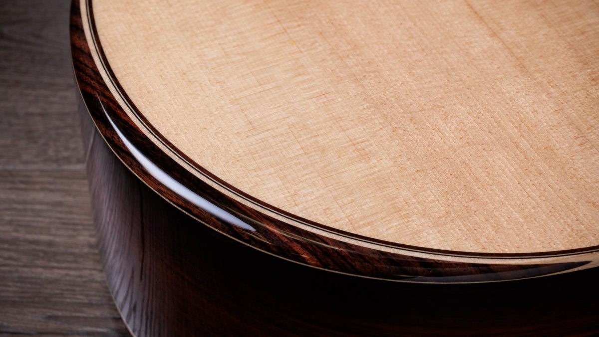 Đàn guitar acoustic điện Taylor 814ce LTD Cocobolo – cận hông đàn (góc 2)
