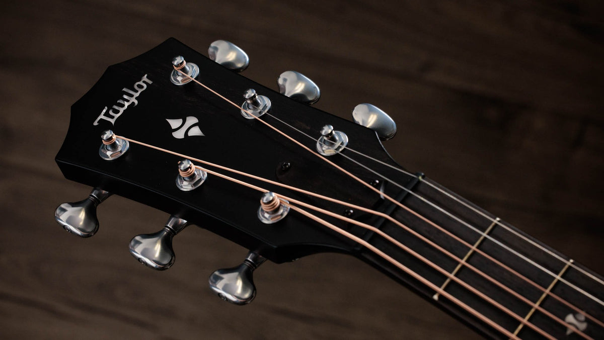 Đàn guitar acoustic điện Taylor Builder's Edition 524ce màu Kona Burst – cận đầu đàn và logo Taylor