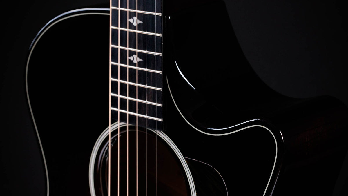 Đàn guitar acoustic điện Taylor Builder's Edition 524ce màu Kona Burst – cận lỗ thoát âm và ngựa đàn