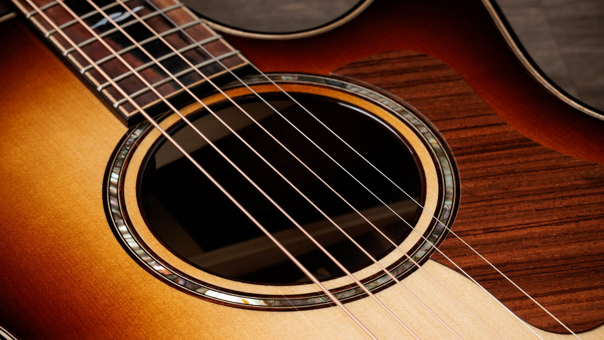 Đàn guitar acoustic điện Taylor Builder's Edition 814ce LTD Macassar Ebony – cận lỗ thoát âm và ngựa đàn