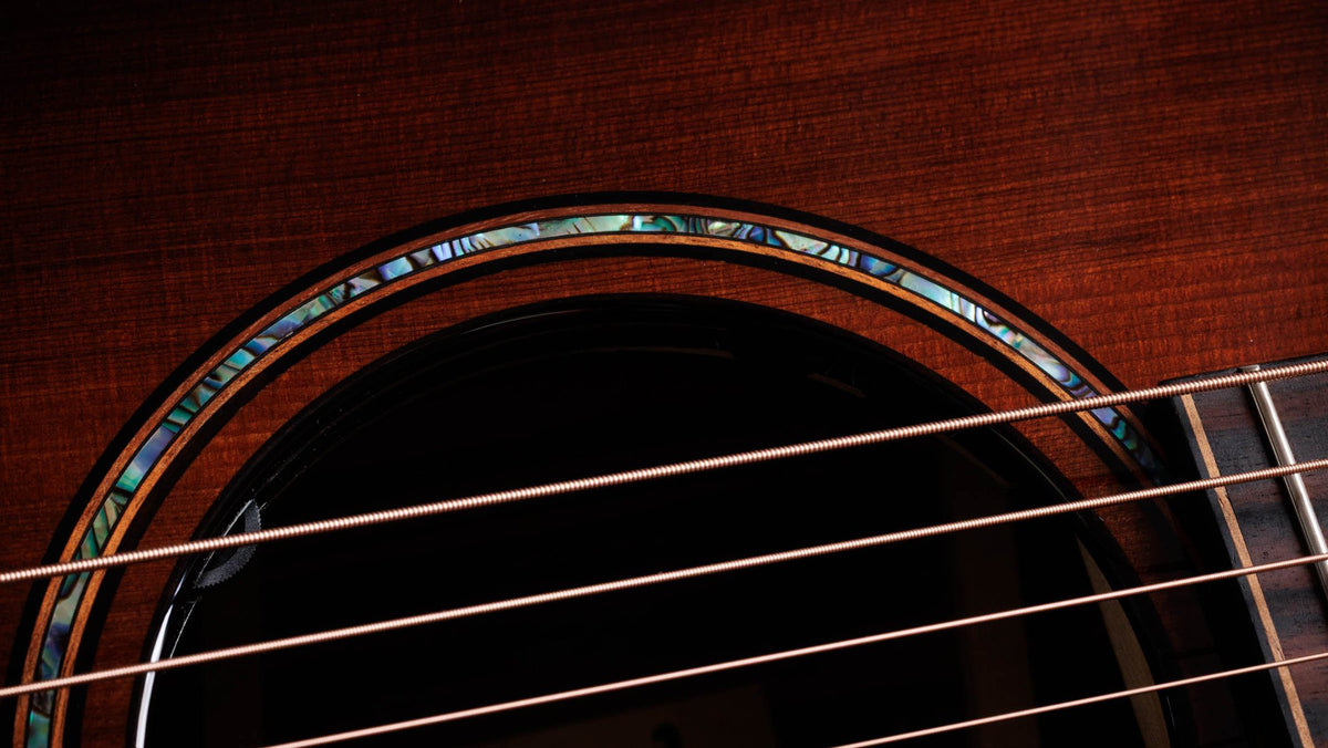 Đàn guitar acoustic điện Taylor Builder's Edition 914ce LTD Macassar Ebony màu Kona Edgeburst – cận hoa văn viền lỗ thoát âm (rosette)
