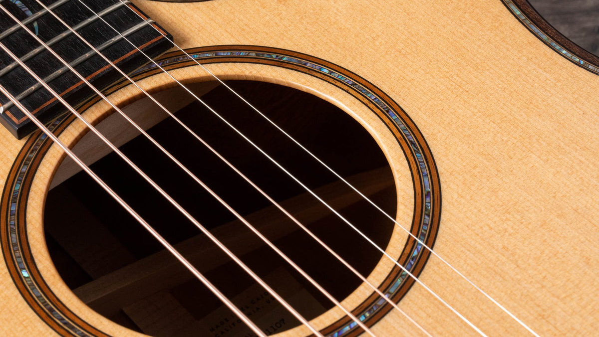 Đàn guitar acoustic điện Taylor Builder's Edition K14ce – cận lỗ thoát âm và ngựa đàn