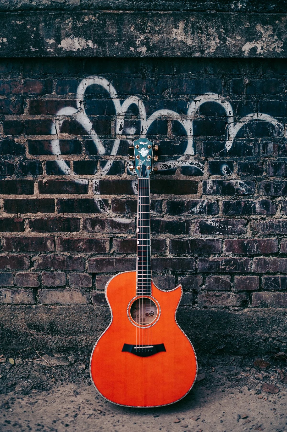 Đàn guitar acoustic điện Taylor Doyle Dykes Signature Model màu Translucent Orange – ảnh chụp thực tế