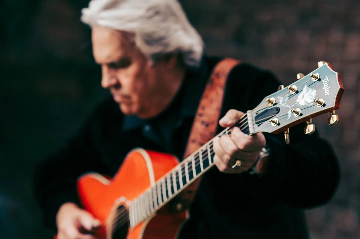 Đàn guitar acoustic điện Taylor Doyle Dykes Signature Model màu Translucent Orange – ảnh người chơi thực tế (góc 2)