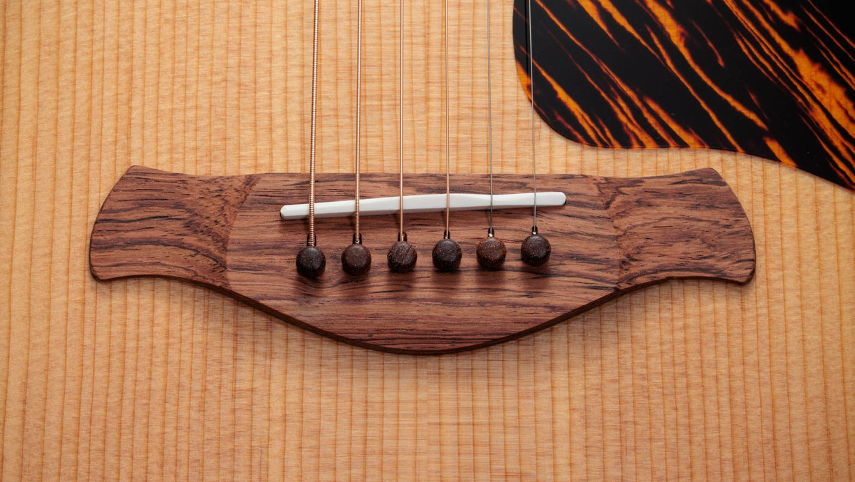 Đàn guitar acoustic điện Taylor Gold Label 510e màu Natural – cận chi tiết hoàn thiện (góc 2)
