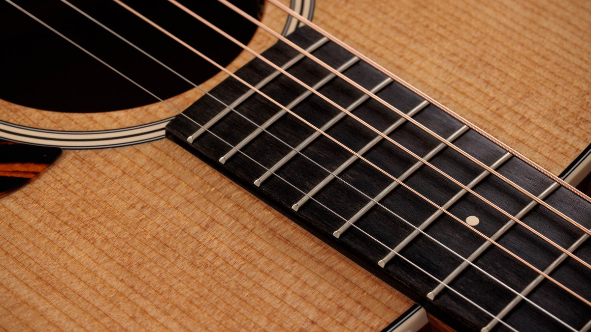 Đàn guitar acoustic điện Taylor Gold Label 510e màu Natural – cận chi tiết hoàn thiện