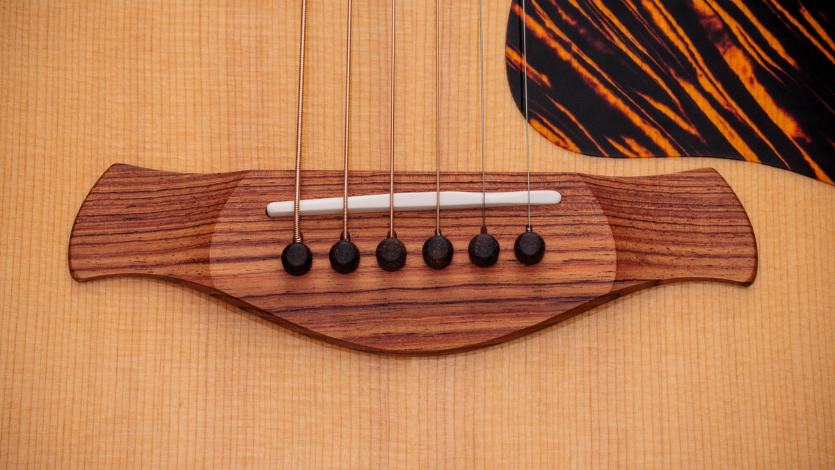 Đàn guitar acoustic điện Taylor Gold Label 512e màu Natural – cận chi tiết hoàn thiện (góc 2)