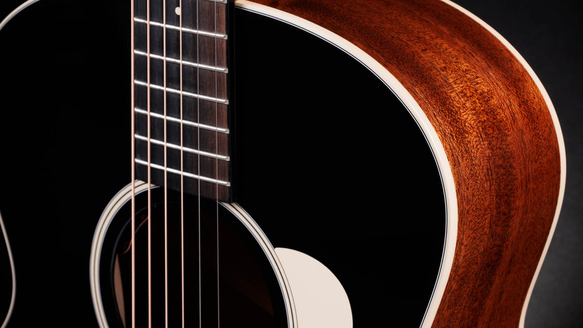 Đàn guitar acoustic điện Taylor Gold Label 514e mặt đen Blacktop – cận lỗ thoát âm và ngựa đàn