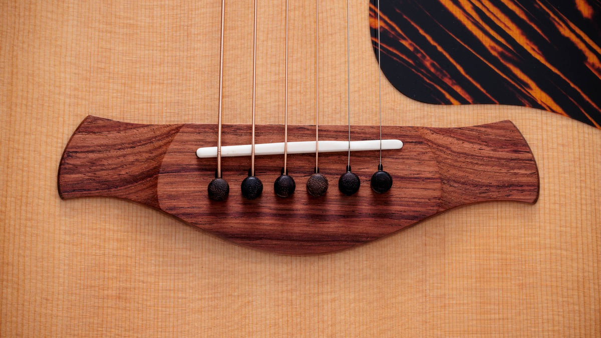 Đàn guitar acoustic điện Taylor Gold Label 514e màu Natural – cận chi tiết hoàn thiện
