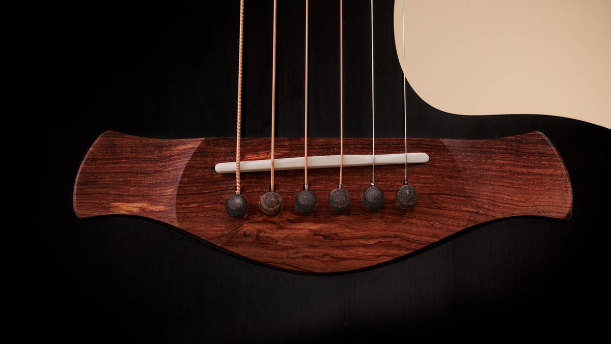 Đàn guitar acoustic điện Taylor Gold Label 517e mặt đen Blacktop – cận chi tiết hoàn thiện