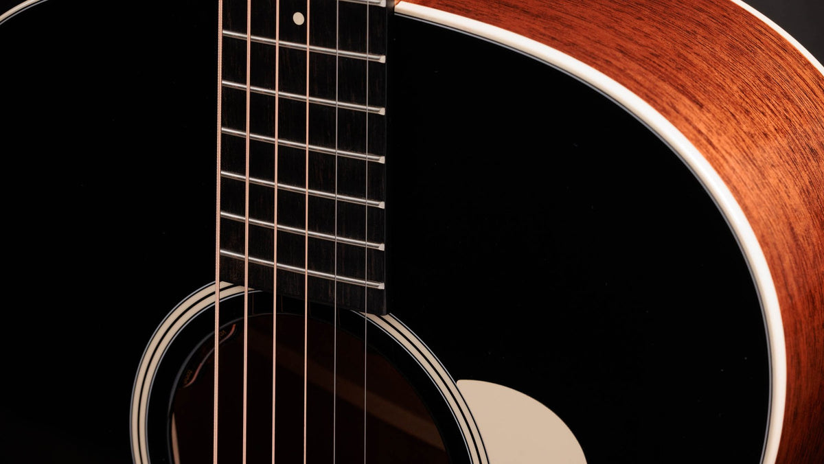 Đàn guitar acoustic điện Taylor Gold Label 517e mặt đen Blacktop – cận lỗ thoát âm và ngựa đàn