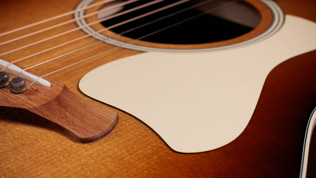 Đàn guitar acoustic điện Taylor Gold Label 517e mặt Golden Brown SEB, pickguard kem – cận chi tiết hoàn thiện (góc 2)