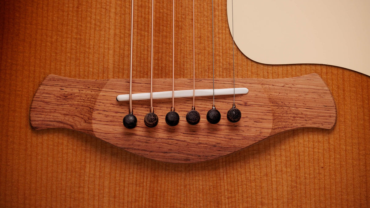 Đàn guitar acoustic điện Taylor Gold Label 517e mặt Golden Brown SEB, pickguard kem – cận chi tiết hoàn thiện