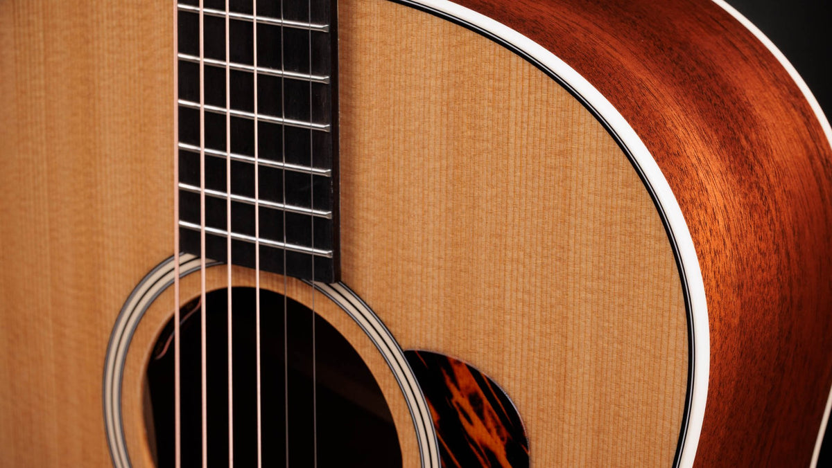 Đàn guitar acoustic điện Taylor Gold Label 517e màu Natural – cận lỗ thoát âm và ngựa đàn