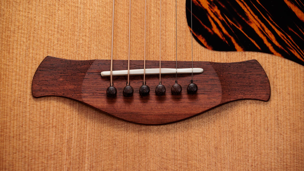 Đàn guitar acoustic điện Taylor Gold Label 710e màu Natural – cận chi tiết hoàn thiện