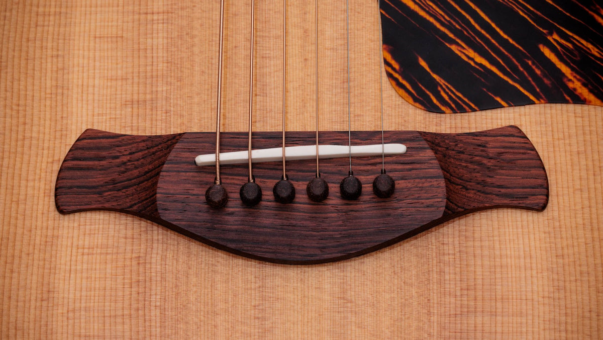 Đàn guitar acoustic điện Taylor Gold Label 712e – cận lỗ thoát âm và ngựa đàn (góc 2)