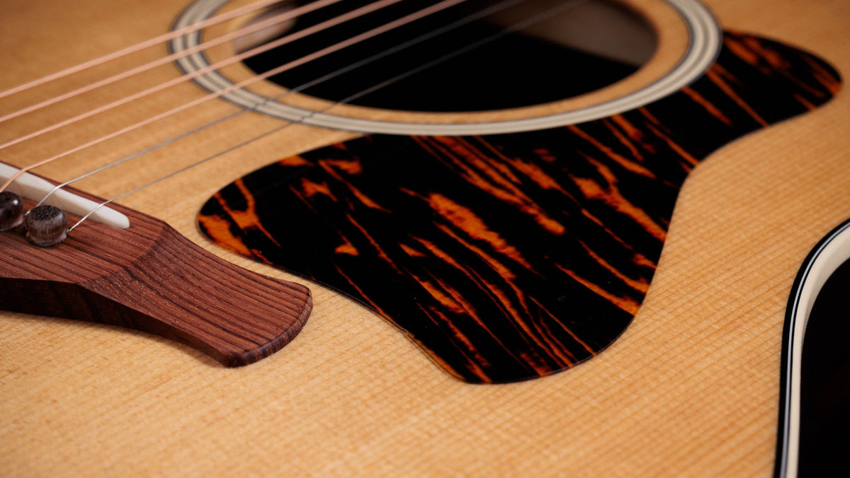 Đàn guitar acoustic điện Taylor Gold Label 717e mặt Natural – cận chi tiết hoàn thiện (góc 2)