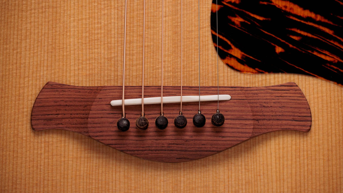 Đàn guitar acoustic điện Taylor Gold Label 717e mặt Natural – cận lỗ thoát âm và ngựa đàn