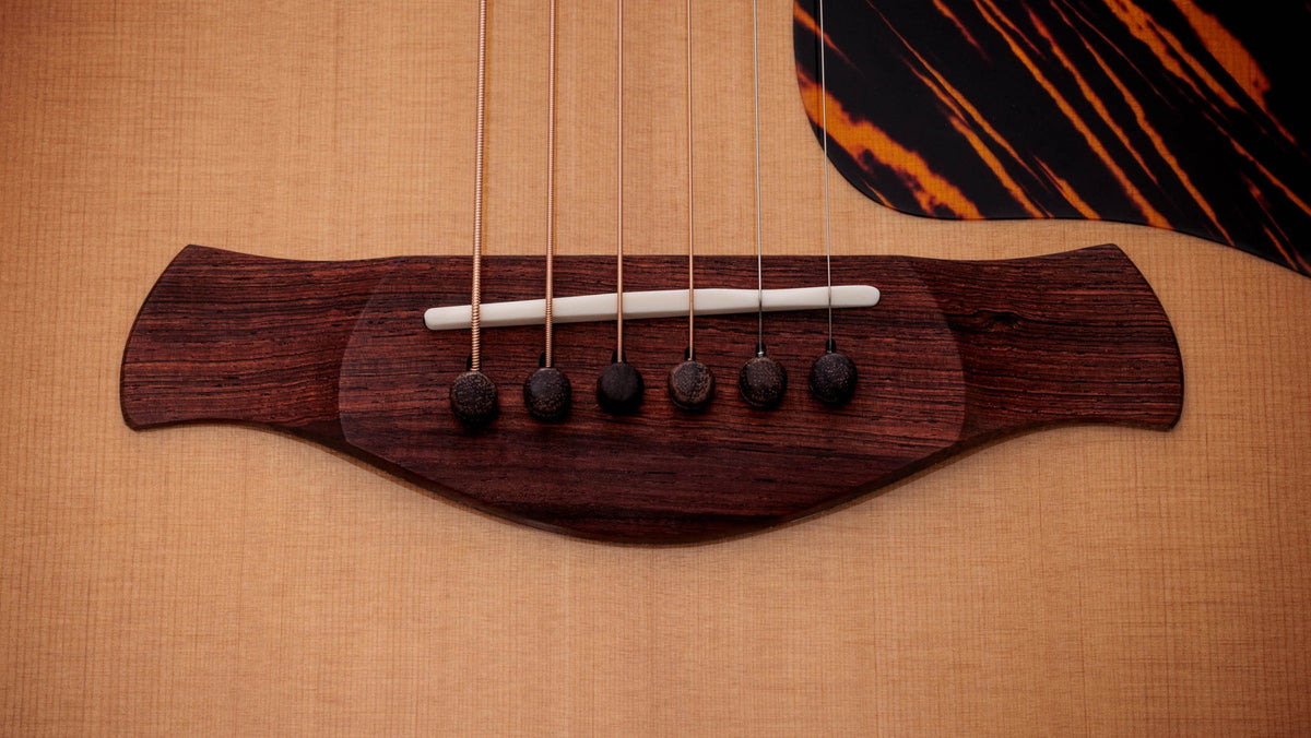 Đàn guitar acoustic điện Taylor Gold Label 717e mặt sunburst nâu vàng, pickguard firestripe – cận lỗ thoát âm và ngựa đàn