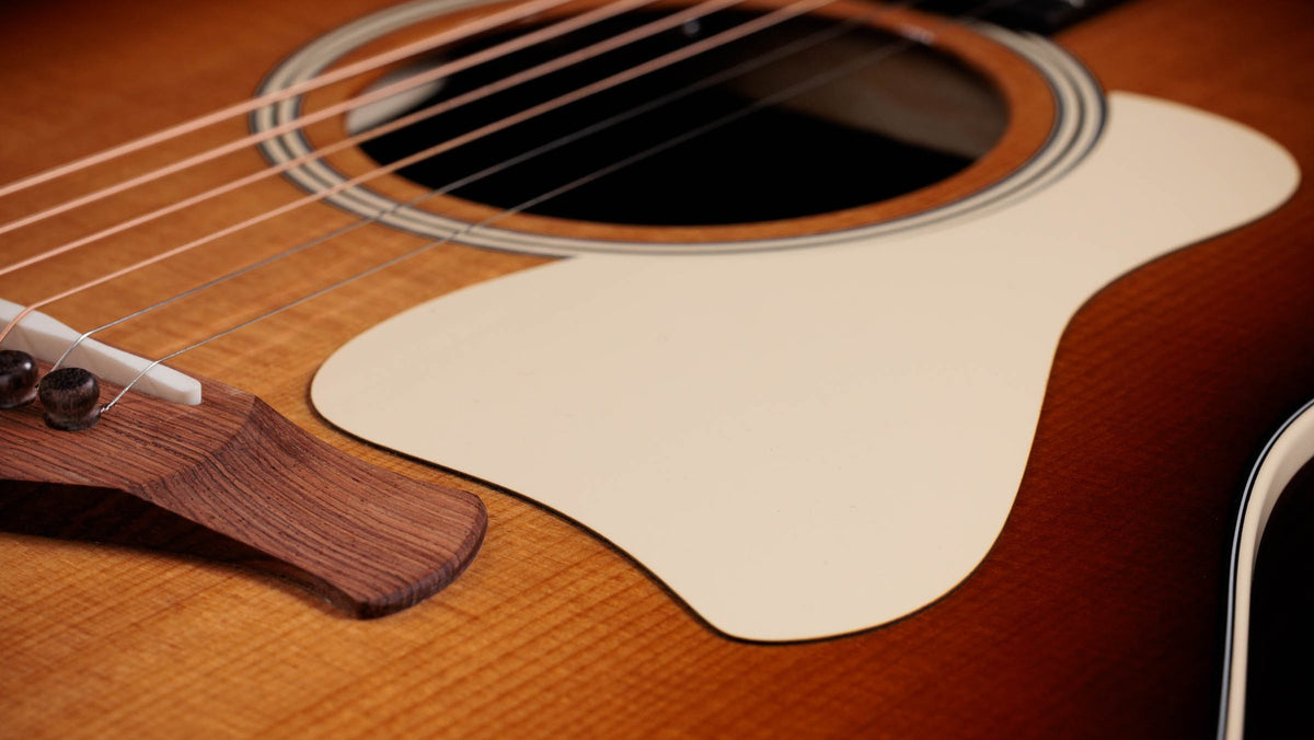 Đàn guitar acoustic điện Taylor Gold Label 717e mặt sunburst nâu vàng, pickguard kem – cận chi tiết hoàn thiện (góc 2)