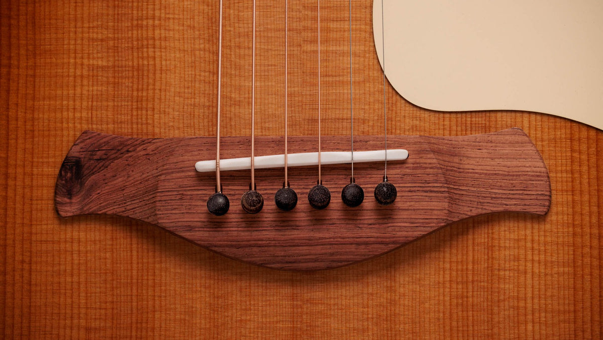 Đàn guitar acoustic điện Taylor Gold Label 717e mặt sunburst nâu vàng, pickguard kem – cận lỗ thoát âm và ngựa đàn